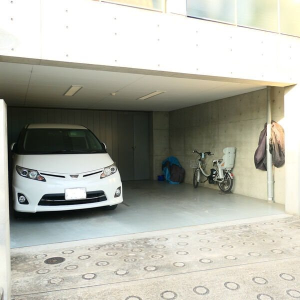 岡本Rd12の駐車場