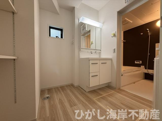 茅ヶ崎市松が丘２丁目　新築戸建　全２棟の前面道路含む現地写真|3月29日撮影　建築中　現地外観