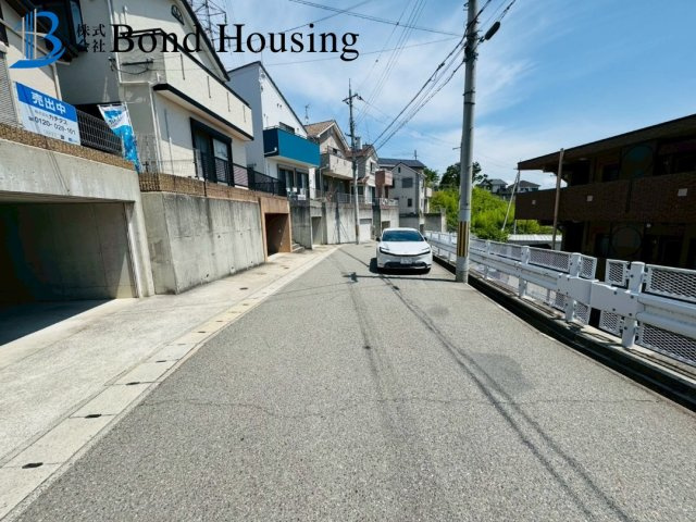 水回りリフォーム物件　玉津町二ツ屋　中古戸建の前面道路含む現地写真|前面道路含む現地写真です