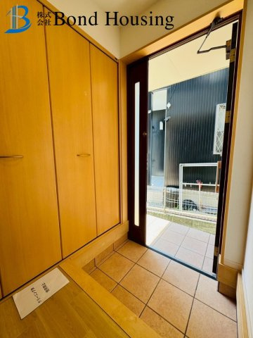 水回りリフォーム物件　玉津町二ツ屋　中古戸建の玄関|収納もある玄関です