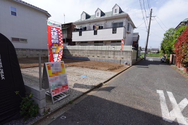 川越市霞ヶ関北6丁目　4LDK+カースペース２台付き　新築戸建の前面道路含む現地写真