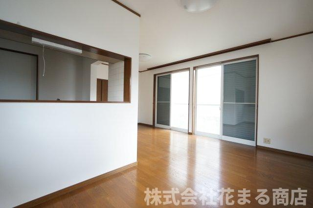 仁戸名町貸家の居間・リビング|物件、駅でお待ち合わせでのご案内歓迎！