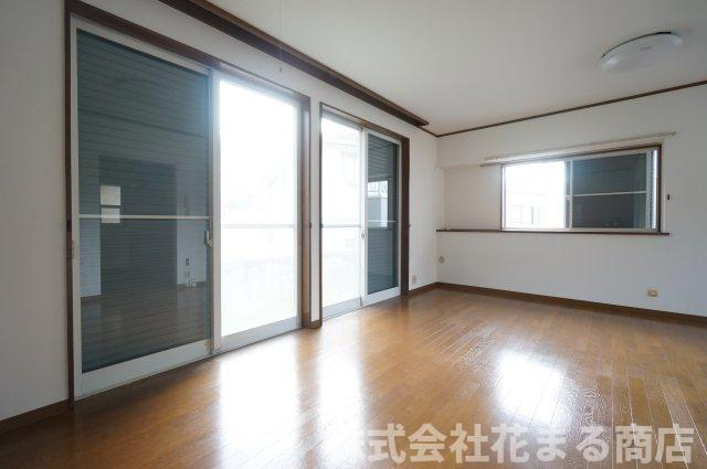 仁戸名町貸家の居間・リビング|物件、駅でお待ち合わせでのご案内歓迎！