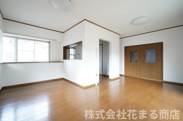 仁戸名町貸家の居間・リビング|物件、駅でお待ち合わせでのご案内歓迎！