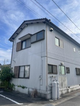 【水回り2系統！】高知市横浜東町　中古一戸建ての外観|スッキリとした外観。前面に遮るものなく開放的！