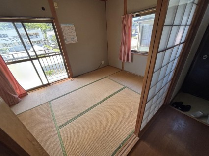 【水回り2系統！】高知市横浜東町　中古一戸建ての和室|陽だまりの心地よさ。ゴロンと寝転べる癒やしの空間