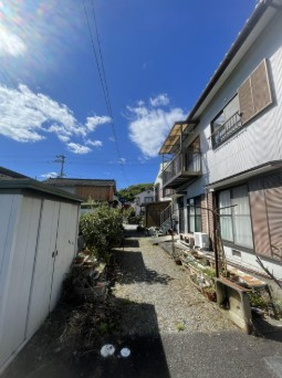 【水回り2系統！】高知市横浜東町　中古一戸建ての庭|プライベート感のあるアプローチ。ガーデニングも◎