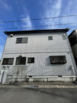 【水回り2系統！】高知市横浜東町　中古一戸建ての外観|シンプルな佇まい。窓が多く、風通しが良好です♪