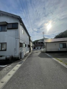 【水回り2系統！】高知市横浜東町　中古一戸建ての前面道路含む現地写真|道幅にゆとりがあり、お車の出し入れもスムーズです♪
