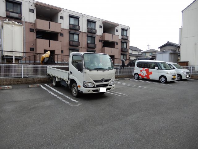 マーベラス新知台 A棟の駐車場