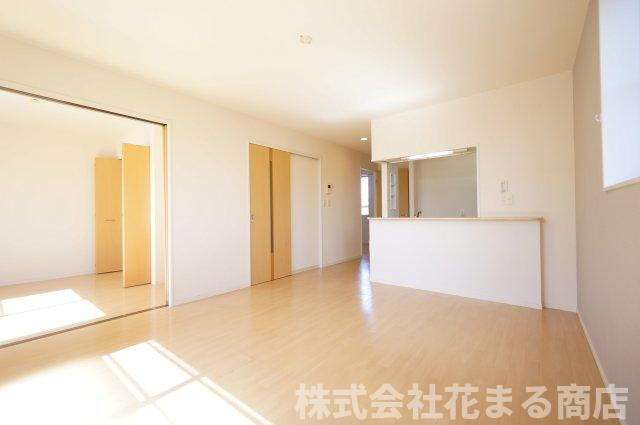 ヴェルジュドゥソレイユの居間・リビング|物件、駅でお待ち合わせでのご案内歓迎！