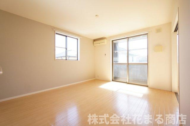 ヴェルジュドゥソレイユの居間・リビング|物件、駅でお待ち合わせでのご案内歓迎！