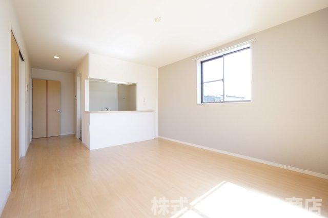 ヴェルジュドゥソレイユの居間・リビング|物件、駅でお待ち合わせでのご案内歓迎！