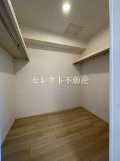 【収納】 | ベル・アヴニール　Ⅱ | 【ベル・アヴニール　Ⅱ】ウォークインクローゼットで床がフラットなのでキャスター付きボックスが利用できて衣替えも簡単です。
