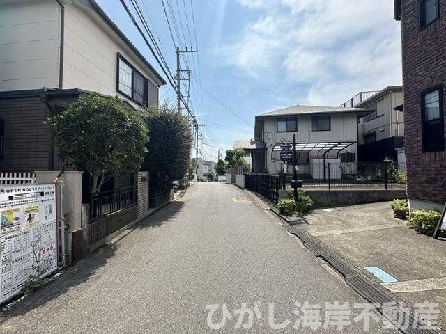 茅ヶ崎市浜須賀　新築戸建の前面道路含む現地写真|7月31日撮影　建築中　現地外観
