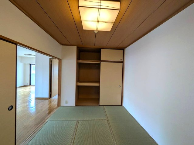 リベール厚生町の和室|◆和室6.0帖の様子です。たっぷりと収納できる押入れは布団だけでなく家電もすっぽり収まります。