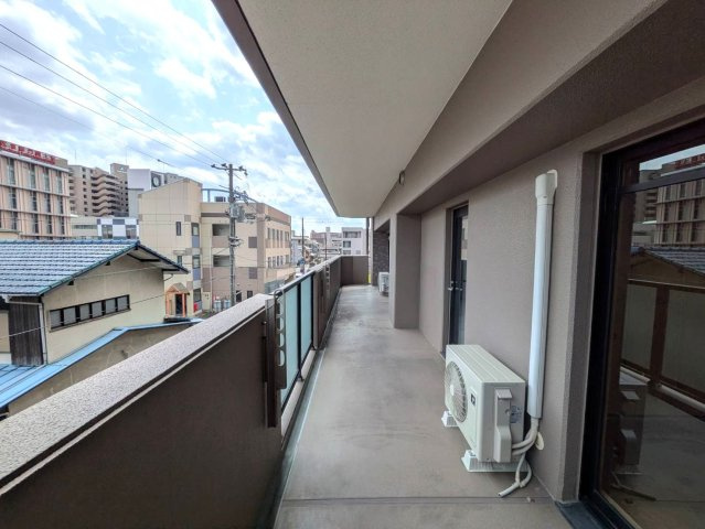 リベール厚生町のバルコニー|◆東側バルコニーは洗濯物が多くても困らないほどの広さ！南側にもバルコニーがございますので趣味や園芸のスペースとしても有効です。