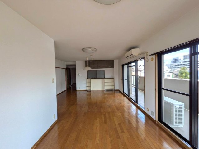 リベール厚生町の居間・リビング|◆LDKは圧巻の22.1帖！家具を置いてもゆったりと空間を使えます。