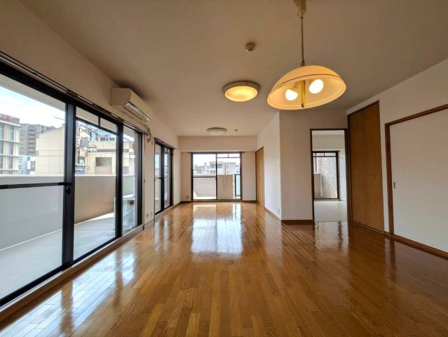 リベール厚生町の居間・リビング|◆2面採光で自然光たっぷりの空間！大きな窓からの日差しは部屋の隅まで行き届いてくれます。