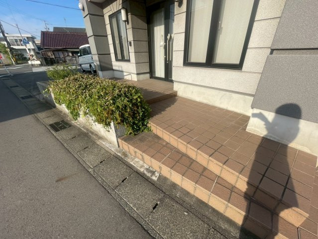 高浜市住居付き店舗の玄関