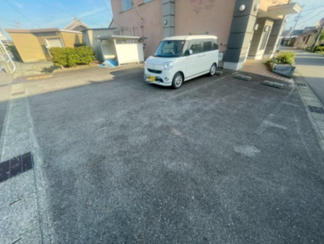高浜市住居付き店舗の駐車場