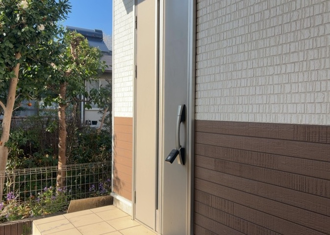 【玄関】 | 玄関は家の顔でもあり、家族以外の目にも止まる場所です。玄関は外との間を仕切る扉、靴などをしまっておく収納スペース、靴脱ぎのたたきスペース、来客とのやり取りをするドアホンなど複数のアイテムからなります。