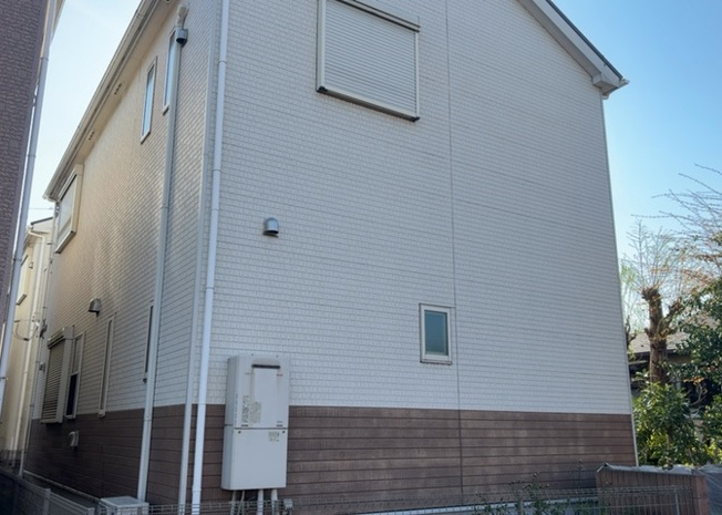 【外観】 | 木造住宅とは土台、壁、柱など建築物の強度を支える構造体の材に木が使用されている構造を指します。構造体は建物の自重を支えるだけではなく風圧や水圧、積裁荷重などあらゆる衝撃に耐えるための基礎です。