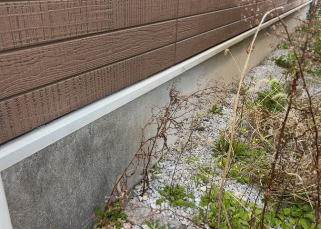 【構造・工法・仕様】 | 建物の基礎工事の方法は、主流となっているベタ基礎（防湿基礎）と布基礎の２種類に分類され、床下の通気性や耐久性などに違いがあります。建物の基礎部分の構造や付帯設備など詳細については現地でご確認ください。