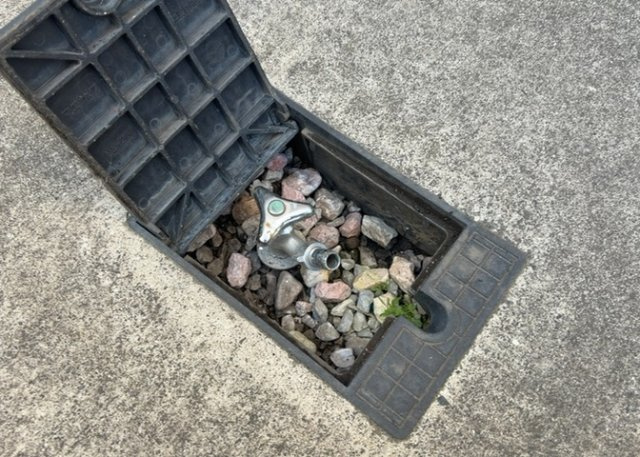 【設備】 | 敷地内に散水栓や立水栓があると便利です。水道水を直接利用できるため、水を運ぶ手間を省くことが出来ます。大量の水を必要とする洗車作業や清掃などに役立ちます。その他設備とあわせて、現地でご確認ください。