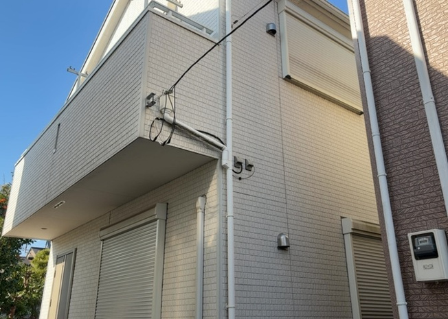 【外観】 | 現地に行くなら、物件の周囲の地形がどうなっているかを見ることも大切です。周辺より低くなっている土地では、大雨などで水が集まりやすいため、地盤が弱くなっているということも考えられるため、注意が必要です。