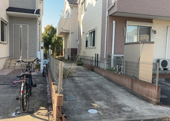 【外観】 | 隣家の土地はどうなっているのか、生活利便施設が近くにあるのか、学校まで近いかなど、お客様のライフスタイルにあわせたイメージが重要です。また、近くにあると困る施設が近くにないかも確認するといいでしょう。