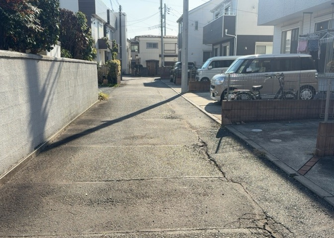 【前面道路含む現地写真】 | 南側道路の場合は長い時間光を入れ込むことができるため、庭やリビングを道路側に持ってくることが多く土地価格も高い傾向にあります。一方北側道路だとリビングや庭が南側になりプライバシーを守ることができます。