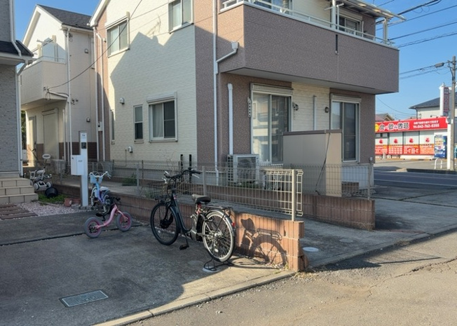 【前面道路含む現地写真】 | 東側道路の場合は居室を南向きに設計しやすいため、朝日が入りやすいというメリットがあります。一方、西側道路も東側同様に居室を南向きに設計しやすいのですが、住宅地だと朝日が入りにくいという弱点があります。