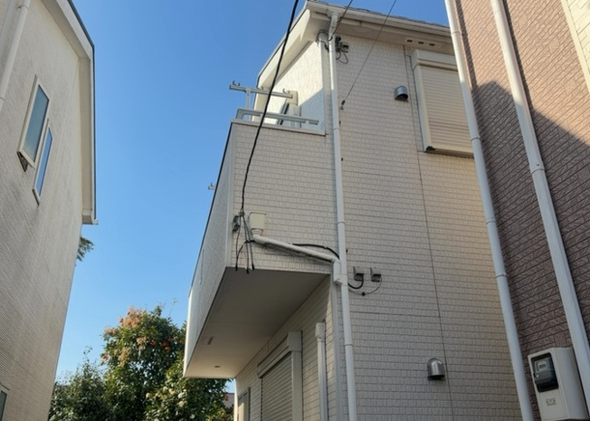 【バルコニー】 | バルコニーは、建物内から室外へ楽に出入りできる便利なスペースです。また、バルコニーには手すりを付けることが義務付けられており、手すりの高さは110cm以上で施工することが建築基準法で定められています。