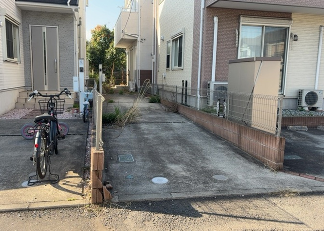 【前面道路含む現地写真】 | 住宅用の土地では前面道路に2m以上接していなければならないと法律で定められています。しかし、お持ちの車のサイズやライフスタイルなどにより、2mでは利便が悪い場合もございますので、事前に確認しましょう。