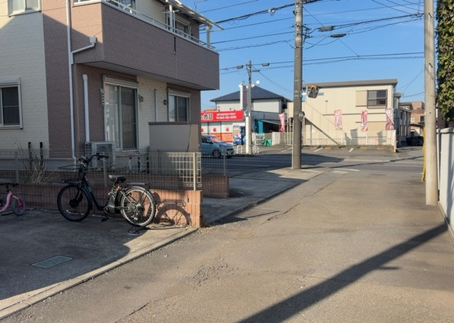 【前面道路含む現地写真】 | 道幅が広い場所は日当たりや風通が良好です。幅が広いのですれ違いも可能ですし大きな車でも駐車可能！一方で、大型車が通ることも多くなるため交通量の増加により騒音に繋がります。また土地の値段が高くなります。