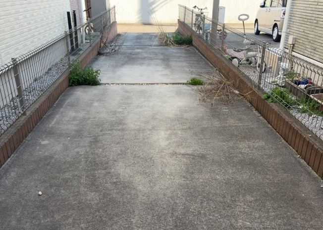 【駐車場】 | 駐車場と明記されていても、最小スペースでつくられた駐車場だと大型車は駐車できなかったり、出入りしにくくなったりする可能性があります。お車のサイズと購入したい物件の駐車場のサイズを現地で確認しましょう。