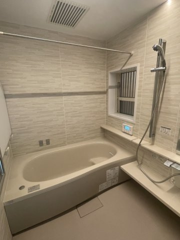 【中古戸建】前橋市川原町の浴室|■浴室｜デザイン性に優れた浴室♪1日の疲れを癒す、ゆったりとしたバスタイムをぜひお過ごしください(*＾＾*)大きな窓付きで嬉しい♪