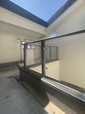 【中古戸建】前橋市川原町のバルコニー|■バルコニー｜ワイドバルコニーは、溜め込んでしまったお洗濯物を一気に干すことができるくらいのスペースがあります。二部屋から出入り可能なのでお布団などもラクラク干せますね♪