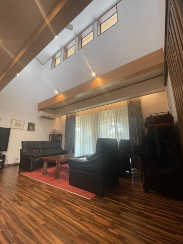 【中古戸建】前橋市川原町の居間・リビング|■リビング｜家族でゆったりくつろげる、居心地の良いリビング♪賃貸と違って、テレビや音楽の音を気にしなくて良いことが嬉しいですね(*＾＾*)