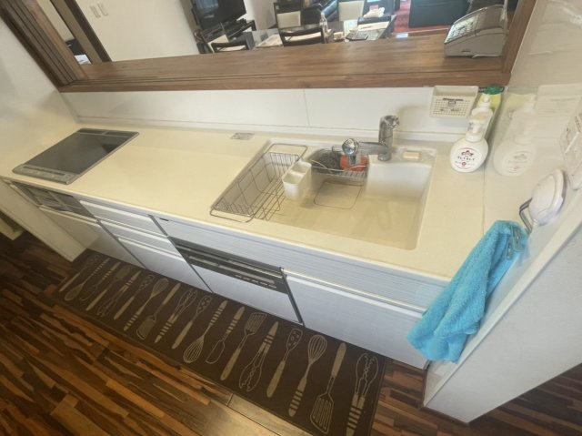 【中古戸建】前橋市川原町のキッチン|■キッチン｜作業がはかどる広々カウンタースペース。会話がはずむ「オープンキッチン」なので家族とのコミュニケーションも活発になります。