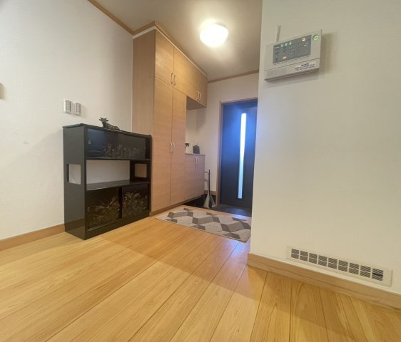 【中古戸建】前橋市川原町の玄関|■玄関｜毎日の「いってらっしゃい」や「お帰りなさい」を大切なご家族と過ごす玄関は〈使いやすさ〉を追求しております。玄関横の物入は急な来客時でもさっとお片付けできるスペースを確保しています。
