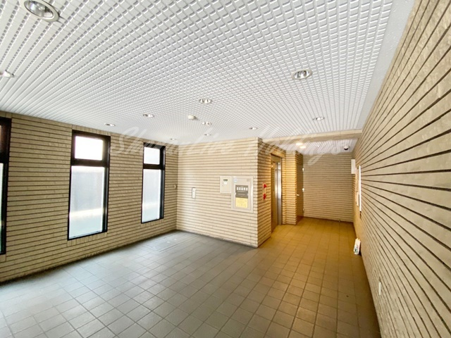 横浜市戸塚区矢部町の賃貸マンションのエントランス
