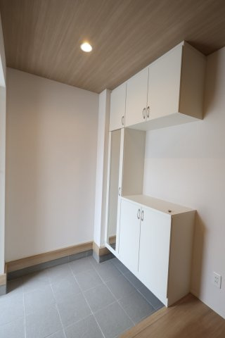 《仲介手数料無料》上尾市大字大谷本郷102-4新築一戸建てグラファーレの玄関