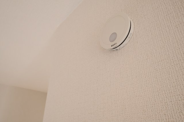 《仲介手数料無料》上尾市大字大谷本郷102-4新築一戸建てグラファーレのその他|火災報知器が各お部屋や廊下などに付いています。