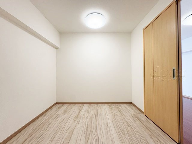 【寝室】 | 三鷹紅林マンション | 洋室1　ベッドルームとして使うか、あるいは収納として使うか、洋室を見るときは具体的な用法や家具配置などをぜひご想像ください。～即日のご見学可能～　お問合せはお気軽にどうぞ。