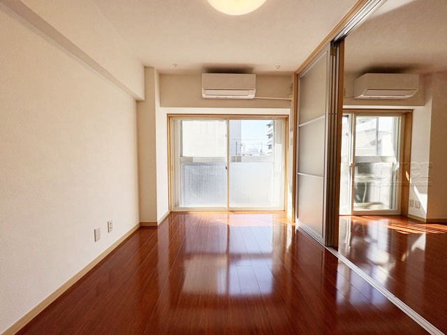 【子供部屋】 | 三鷹紅林マンション | 洋室2　窓から明るい光が差し込む洋室。ベッドを置いて個人居室にする場合は、多くの時間を過ごすことになる空間です。使い勝手や落ち着きを想像してください。～即日のご見学可能～　お問合せはお気軽にどうぞ。
