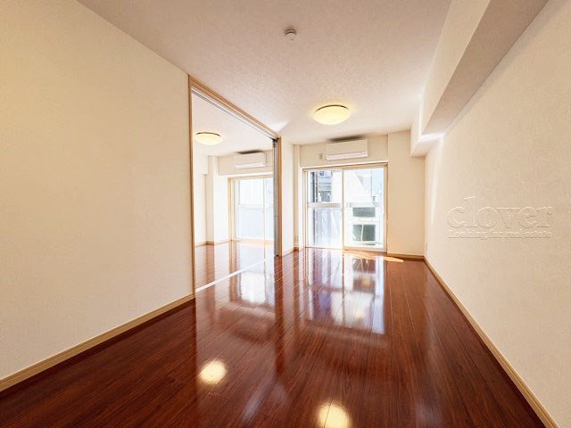 【居間・リビング】 | 三鷹紅林マンション | ゆったりと過ごせるよう機能的にデザインされたLDK（リビング・ダイニング・キッチン）の様子。その明るさや奥行きを感じてください。～即日のご見学可能～　お問合せはお気軽にどうぞ。