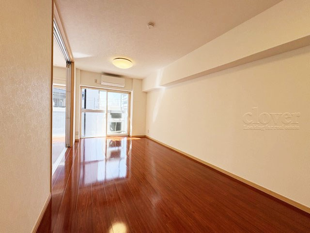 【居間・リビング】 | 三鷹紅林マンション | 広くスペースをとってあるLDK。この空間に、どのように家具を配置していくのかを考えるのが、住宅購入時のなによりの楽しみです。～即日のご見学可能～　お問合せはお気軽にどうぞ。