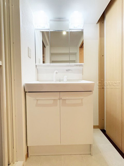 【独立洗面台】 | 三鷹紅林マンション | 三面鏡タイプの独立洗面台。鏡の裏スペースは収納になっています。毎朝、鏡に映った背景自体が「新居」の喜びを増幅してくれそうです。～即日のご見学可能～　お問合せはお気軽にどうぞ。
